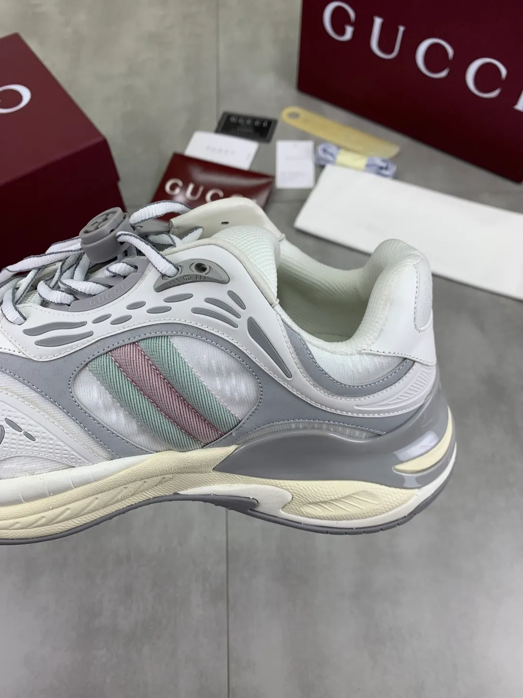 Men's shoes 💰P980 new style 💰 Gucci, couple style, women's style will be released later, new 2.0 futuristic sneakers‼ ️A pair of subversive sneakers is here. Gucci 2.0, a full series of 4 colors with key investment, smart silhouette: slightly curved forefoot design, you can clearly feel the propulsion when commuting and trotting, and it can enhance the sense of line extension when paired with wide-leg pants or cycling pants. EVA thick soles not only have a comfortable height-increasing effect, but also reduce weight (it actually lasts 3 hours of shopping without tiring your feet!) Highlight moments for lazy people: 2. Just choose it for airport wear! You can take them off in seconds after passing the security check (you can put them on as soon as you lift the heel strap), because the shoes come with a sliding buckle, so no need! ! Tie your shoes. Really achieve the sense of relaxation that goes with you. Size: Female 35-40 Male 39-45